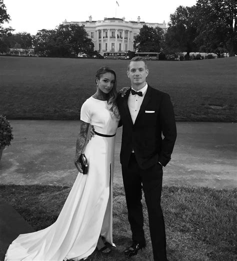 joel kinnaman is married.
